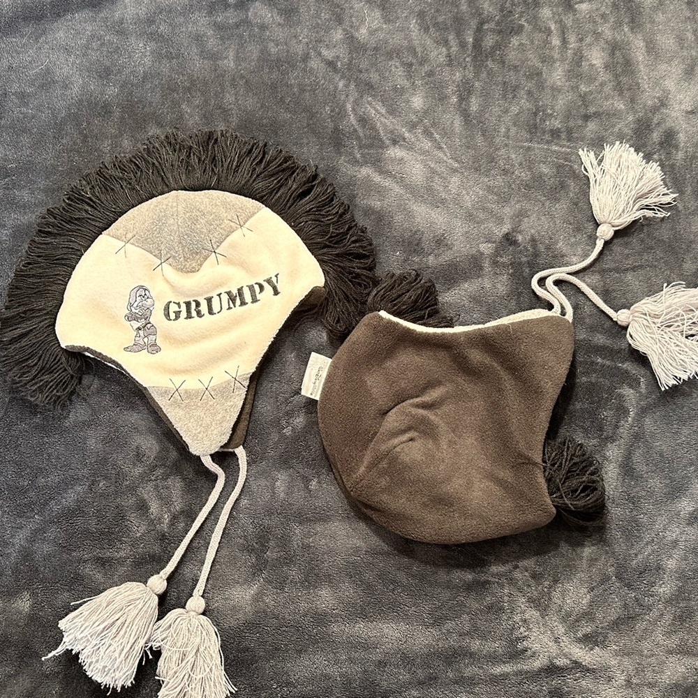 Authentic Disney knit Grumpy hat - Picture 2 of 2